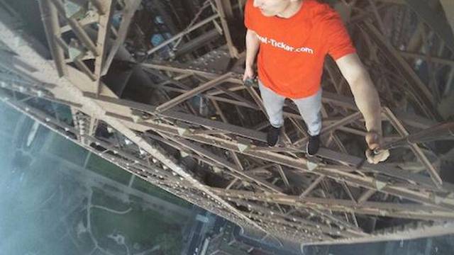 Ludost koja ledi krv: Ilegalno su se popeli na Eiffelov toranj