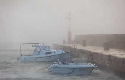 Nevrijeme s tučom zahvatilo područje općine Marina: Grom pogodio stablo i rascijepio ga