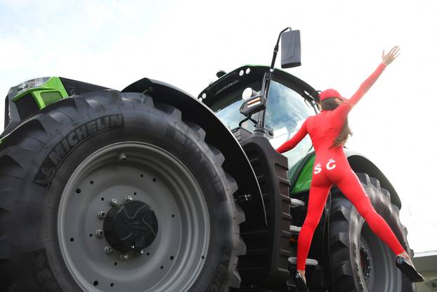 Bjelovar: Hostesa Ivana s natpisom ŠČ na kombinezonu prava je atrakcija  proljetnog sajma u Gudovcu 