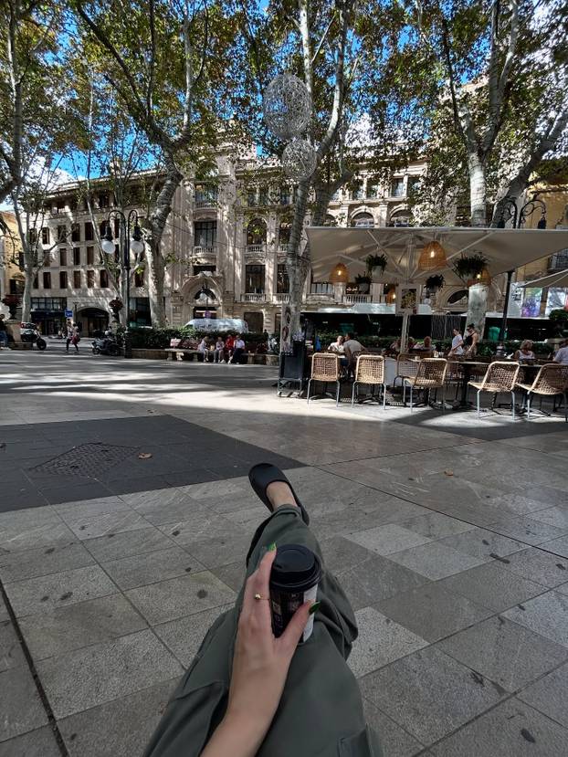 FOTO Zgodna stjuardesa hitno traži muža: Sama sam već 3 godine, želim da bude stariji...