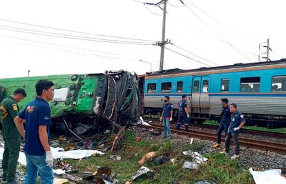Najmanje 20 mrtvih u sudaru autobusa i vlaka na Tajlandu