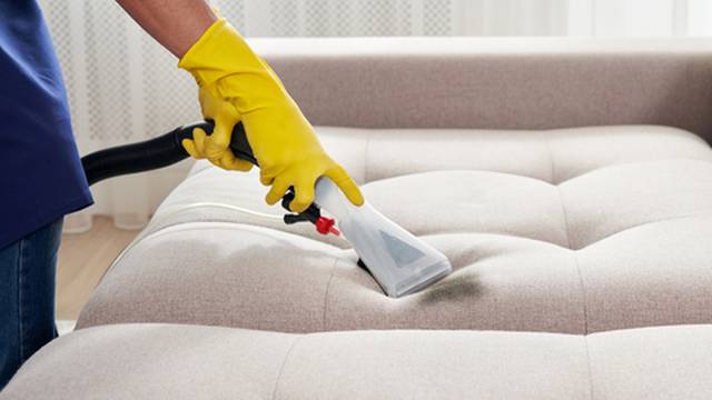 Pet metoda čišćenja koje nikada ne biste trebali koristiti na kauču ili foteljama od tkanine