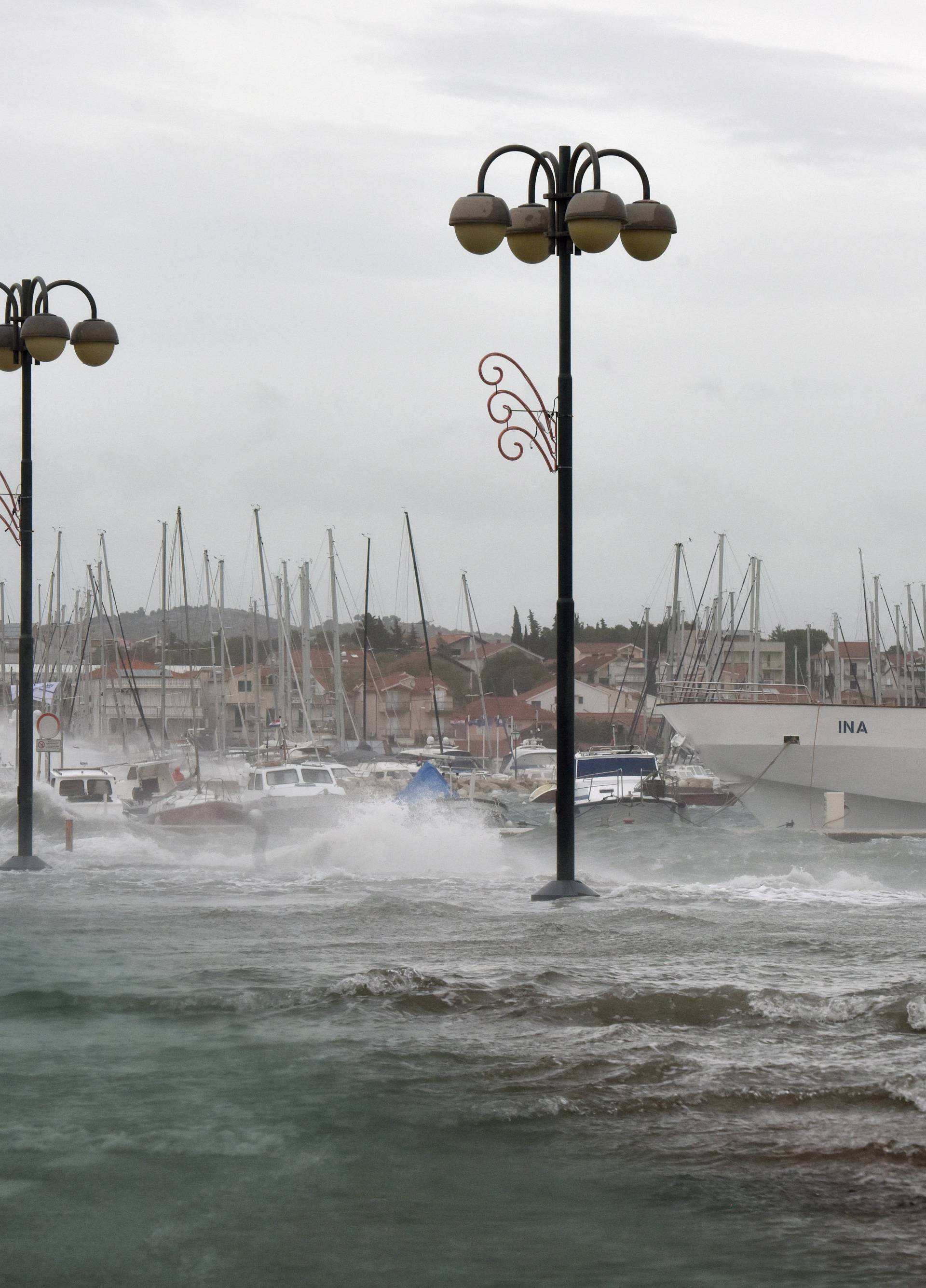 Hvar odsječen, more poplavilo ulice, u Splitu su uništeni auti