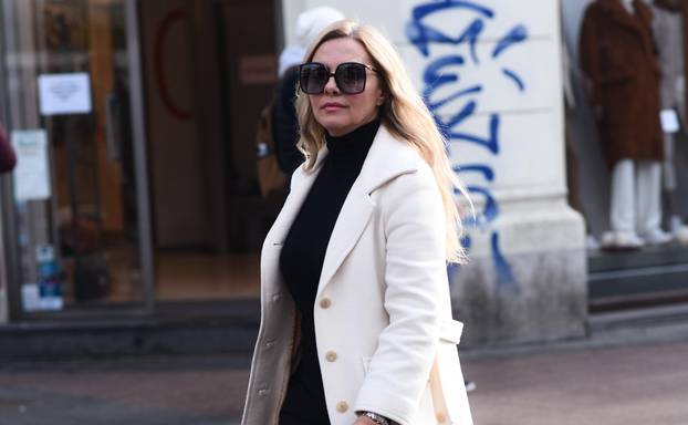 Zagreb: Vlatka Pokos u crno-bijeloj elegantnoj kombinaciji prošetala centrom grada