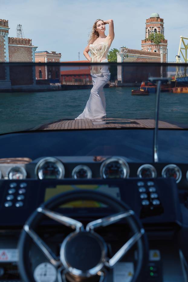 Prizori koji ostavljaju bez daha! Pogledajte modele u mokrim haljinama na jahtama u Veneciji