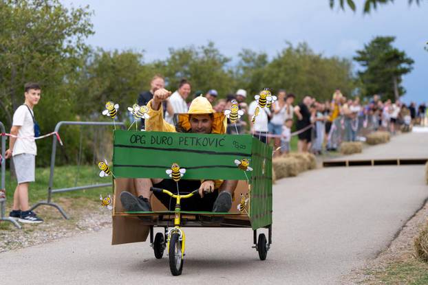 Senj: Održana 1. Senjska maškarana utrka 'Gravity race Senj 2025' podno tvrđave Nehaj