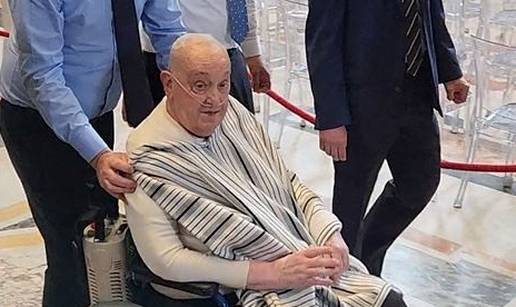 Papa u invalidskim kolicima posjetio baziliku sv. Petra