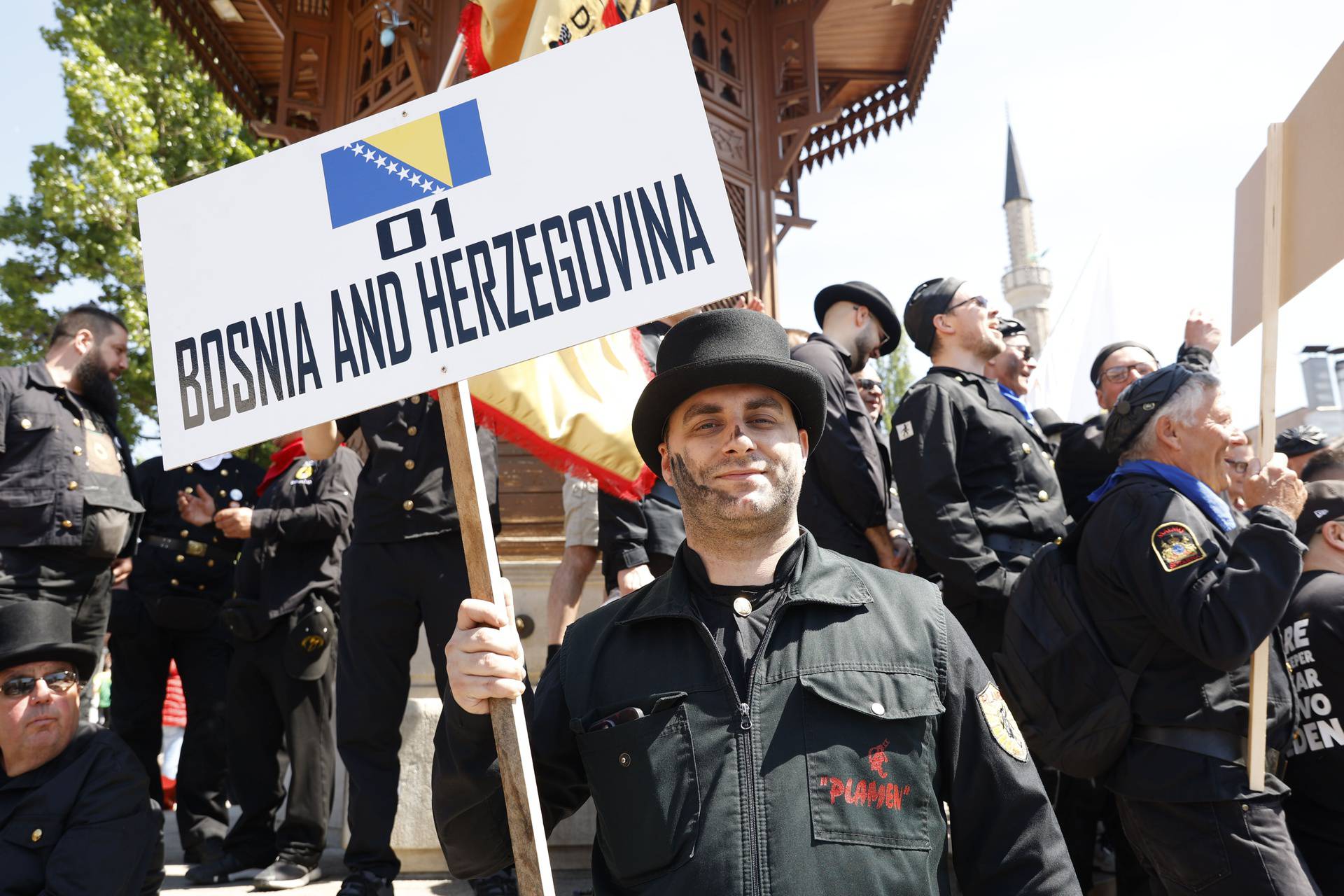 FOTO: Koliko sretnih gumbića na jednom mjestu: Pogledajte paradu dimnjačara u Sarajevu