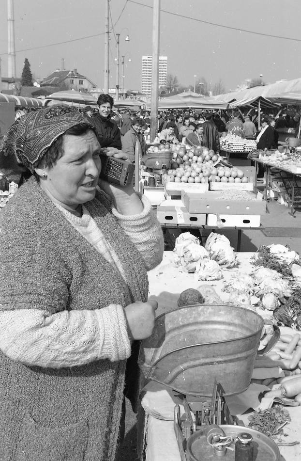 Zagreb: Prodavačica na Trešnjevačkoj tržnici razgovara na mobitel