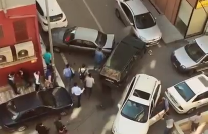 Brzi i žestoki u Turskoj: Ludi je tip porazbijao sve aute u ulici