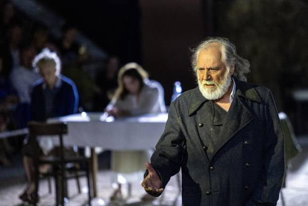 Pula: U Malom rimskom kazalištu odigrana je predstava "Antigona - 2000 godina kasnije"