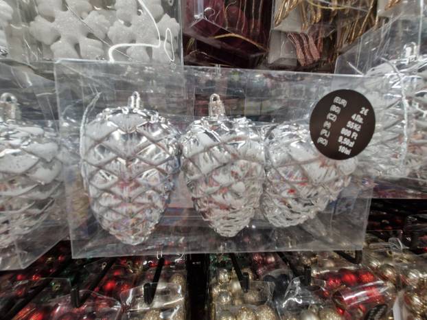 FOTO Još 92 dana do Božića, a ukrasi već stigli: Tko požuri, birat će među pravom raskoši