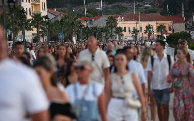 Vela Luka: Ljudi se okupljaju i pripremaju za koncert "Trag u beskraju"