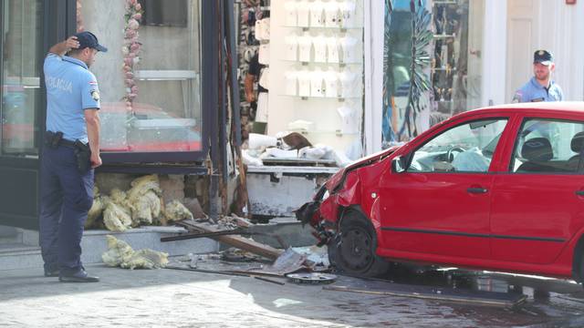 Zagreb: Jedna osoba ozlijeđena nakon što se automobil zaletio u zid trgovine