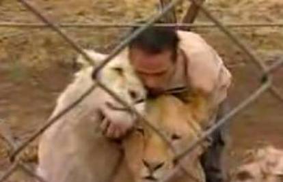 U J. Africi sa zvijerima živi "šaptač lavovima"