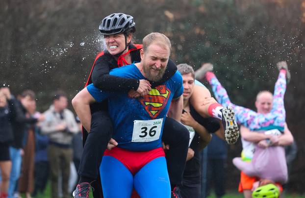 Utrka nošenja supruga u Dorkingu