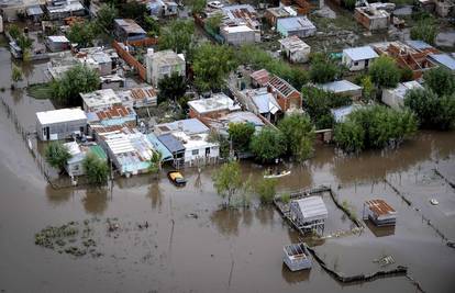 Poginulo je najmanje 54 ljudi u velikim poplavama u Argentini