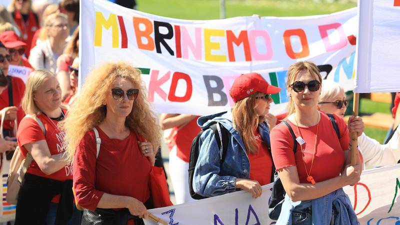 FOTO Više tisuća prosvjednika pristiglo na Trg, prati ih policija. Pogledajte tko je sve došao...