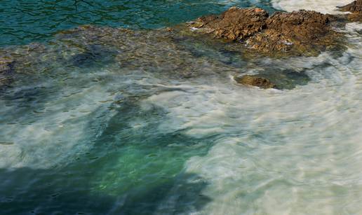 VIDEO Pogledajte more u Istri: Alge i prljavština prekrile plažu