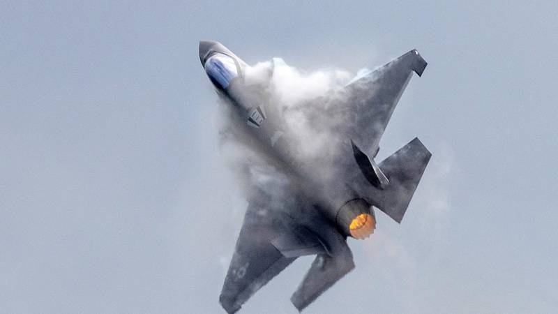 Borbeni avion F-35 srušio se u Kaliforniji, pilot se  katapultirao