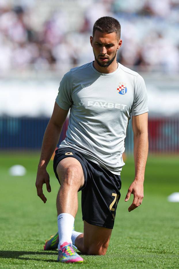 Split: Zagrijavanje igrača uoči početka utakmice Hajduka i Dinama 