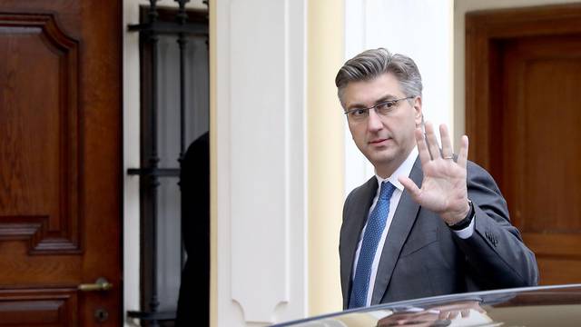 Zagreb: Predsjednik Vlade RH Andrej PlenkoviÄ izlazi iz automobila ispred rezidencije u Visokoj