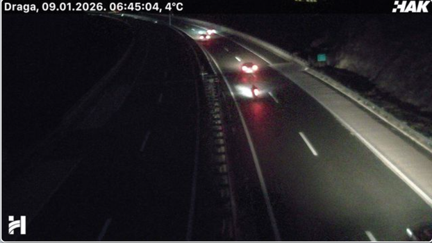 FOTO Snijeg, led i debeli minusi: Pogledajte stanje na cestama, u Lici i Dalmaciji pada snijeg