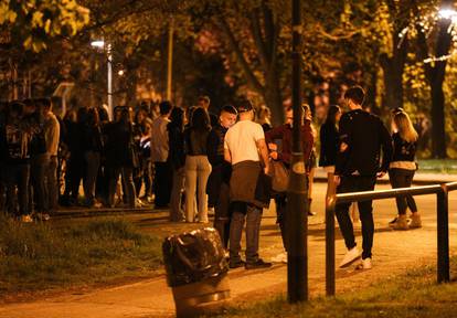 FOTO Terase u centru Zagreba pune, mladi se družili na Jarunu