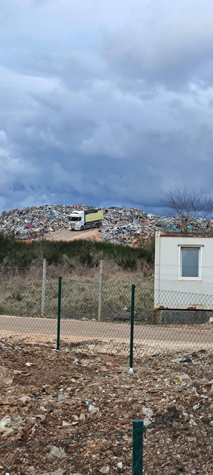 EKSKLUZIVNE SNIMKE: Opasni i plastični otpad bacali su i na gradsko odlagalište u Gospiću!