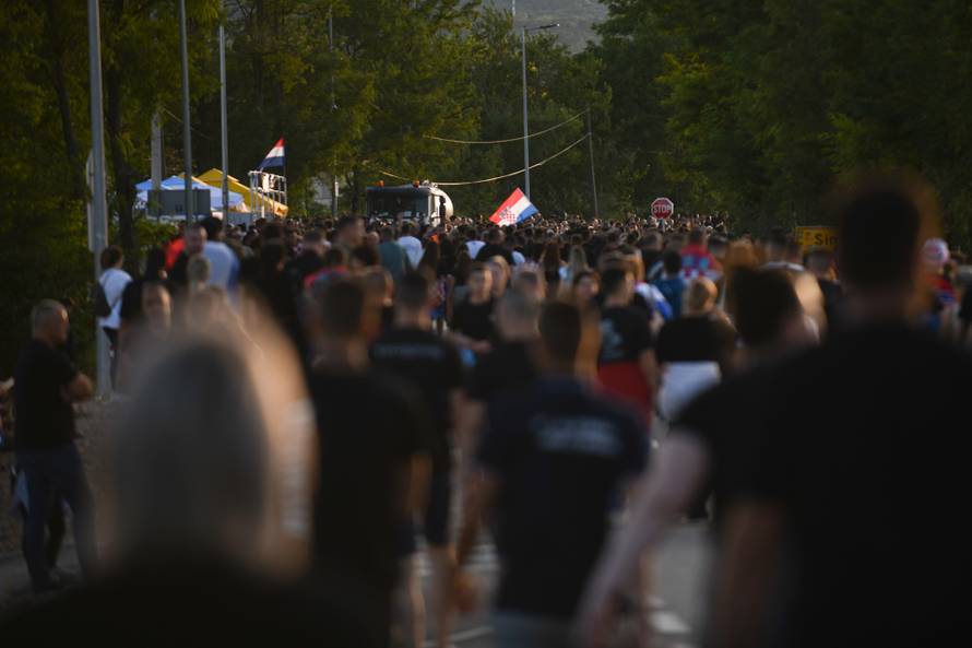 Sinj: Posjetitelji dolaze na hipodrom uoči početka Thompsonovog koncerta