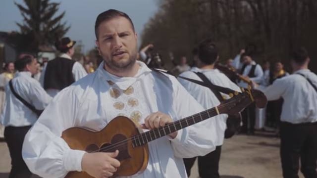 Bosutski bećari predstavljaju svoj novi spot 'Priča o Jeli'