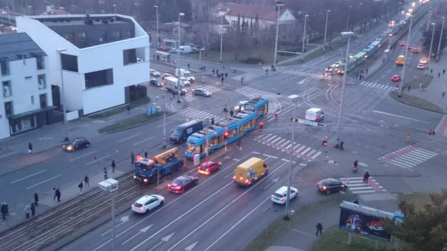 Tramvaj iskočio iz tračnica na Držićevoj: Promet normaliziran