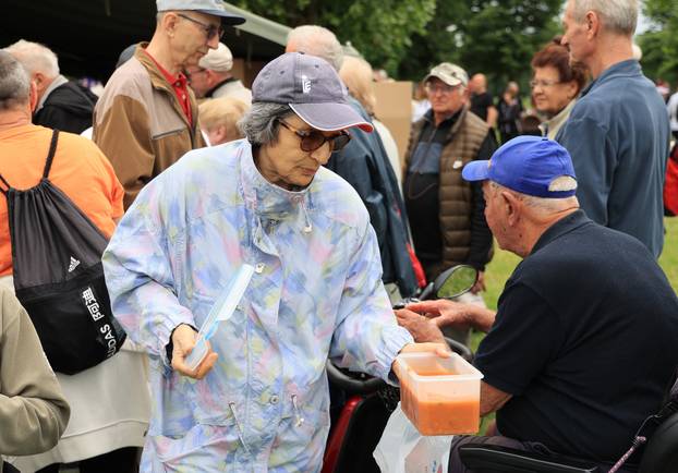 Zagreb: Podjela graha građanima na Jarunu u povodu Dana državnosti