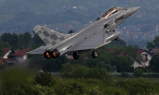 FOTO Rafaleima iznad Hrvatske piloti HRZ-a izrazili poštovanje prema svim sudionicima Bljeska