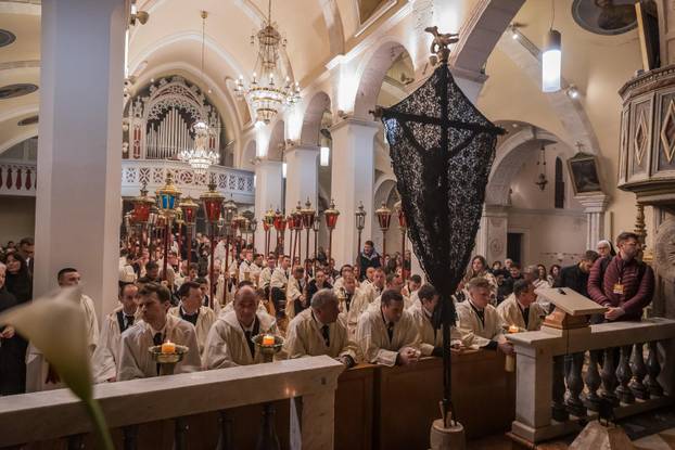 Jelsa: Ispraćaj jelšanskog križa i početak procesije "Za križen"