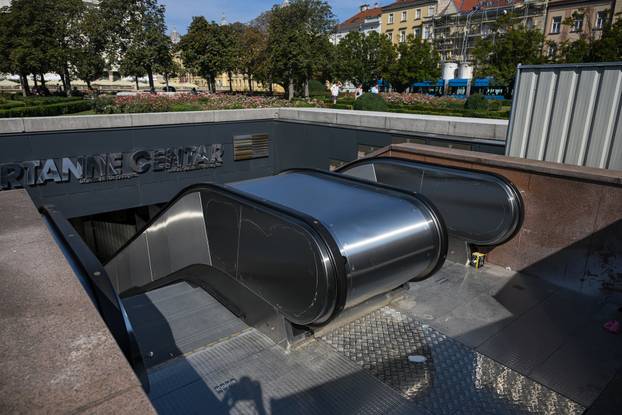 Zagreb:  Pokretne stepenice na ulazu u Importanne centar uskoro bi trebale biti u pogonu 