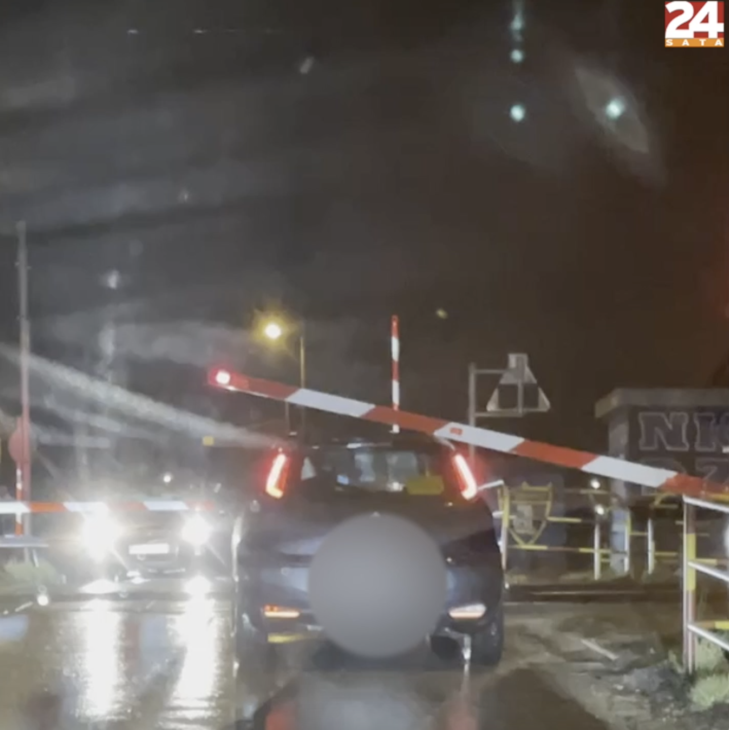 VIDEO Na krov auta zapela je rampa, vlak se morao zaustaviti