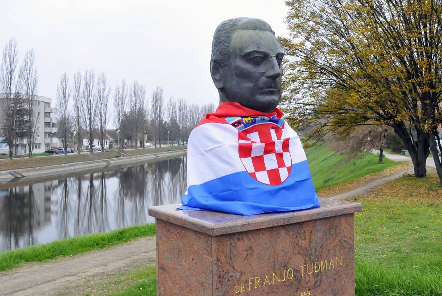 Vinkovci: Bista Franje Tuđmana okićena hrvatskom zastavom