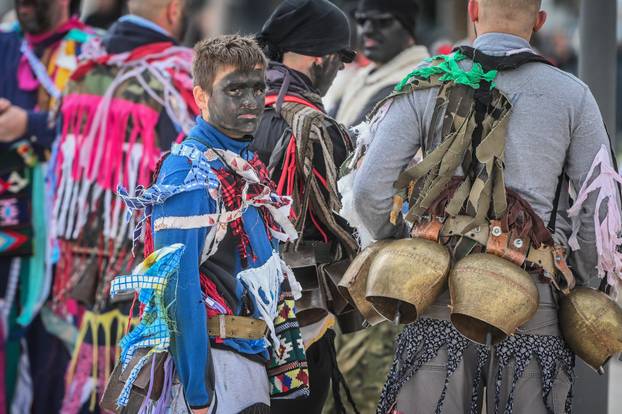 Šarena povorka maskiranih skupina u Splitu