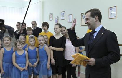 Dmitrij Medvedev s učenicima zaplesao ruski  narodni ples 