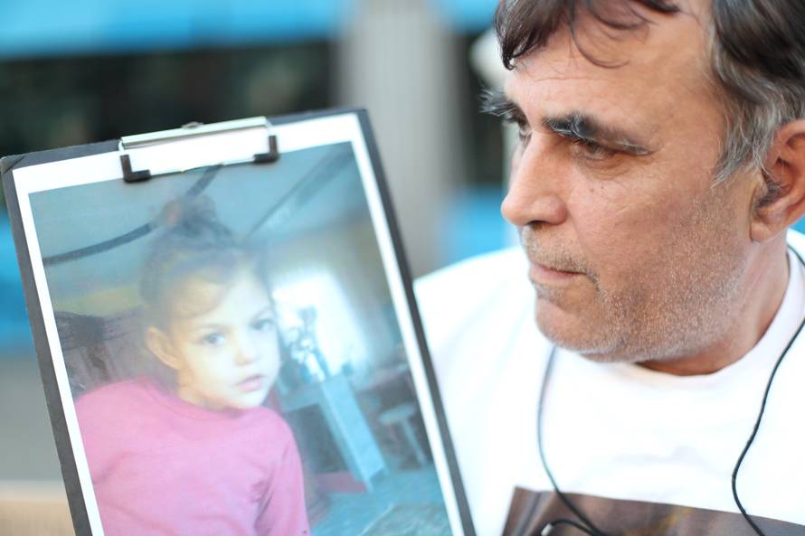 Zagreb: Prosvjeduje na glavnom gradskom trgu zbog smrti kÄeri na Rebru