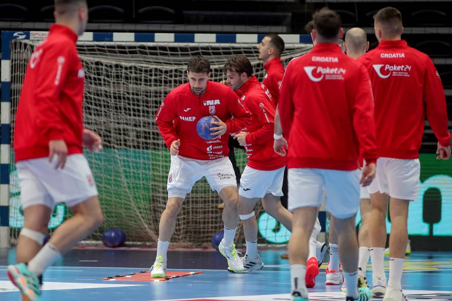 Zadar: Zagrijavanje rukometaša prije početka prijateljske utakmice između Hrvatske i Švicarske