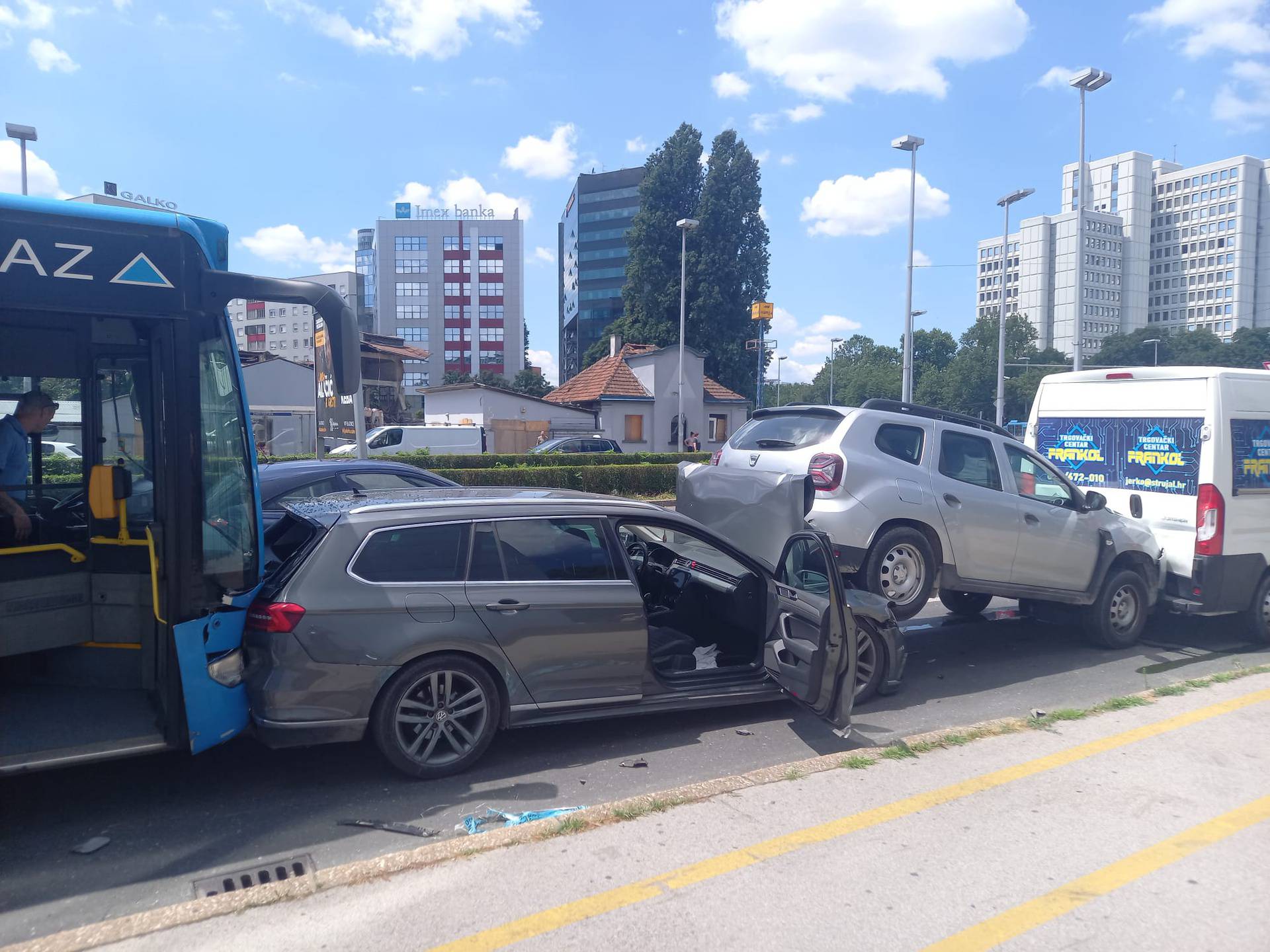 Pogledajte video: Veliki lančani sudar u Zagrebu: ZET-ov bus je pokosio aute na Heinzelovoj!