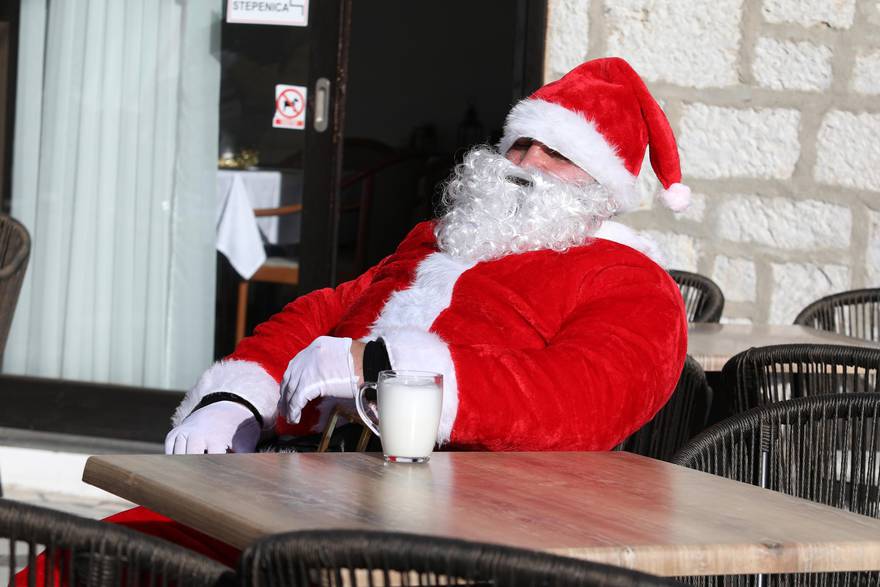 Šibenik: Djed Božićnjak odlučio je odmoriti uz čašu mlijeka