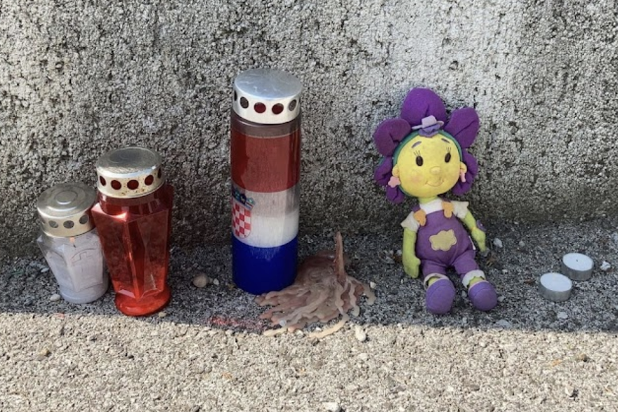 Tuga pred kućom strave: Netko je ostavio igračku kod mjesta gdje je otac ubio troje djece