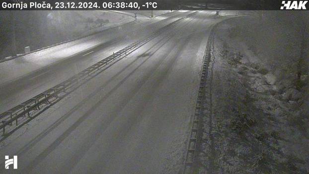 FOTO Snijeg zameo Hrvatsku! Pogledajte kako izgledaju ceste. Zbog mećave su zatvorili dio A1