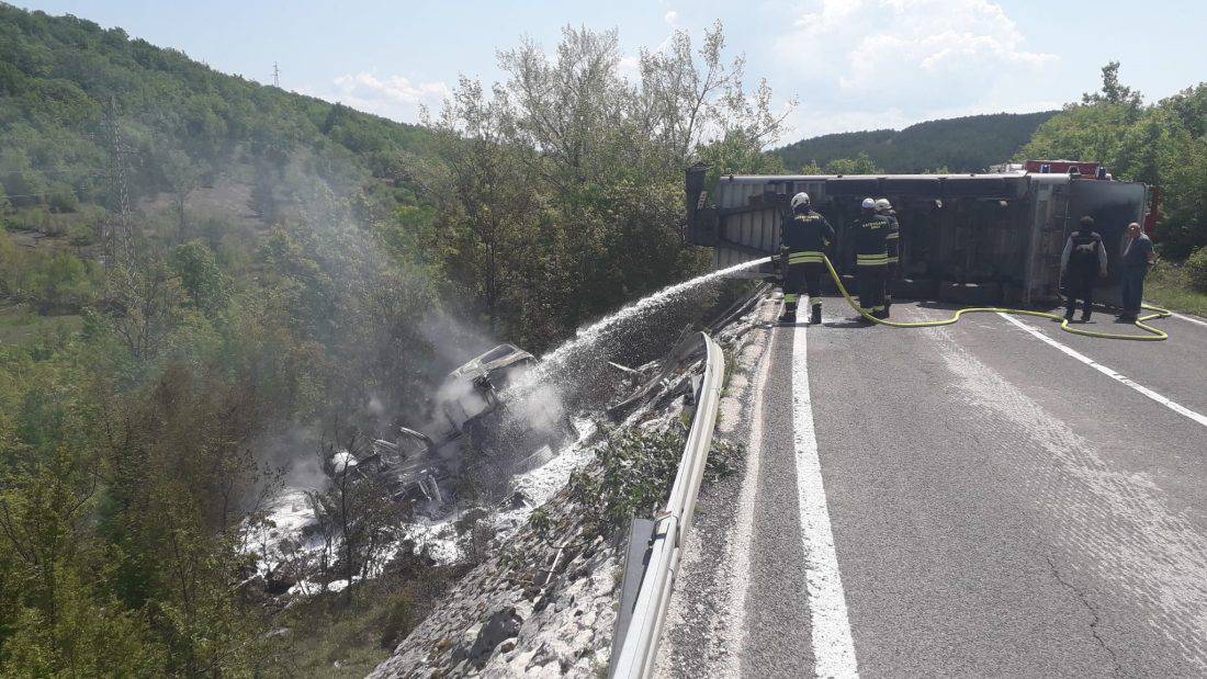 Užas u Potravlju: Kamion se prevrnuo pa zapalio, vozač prevezen u splitsku bolnicu