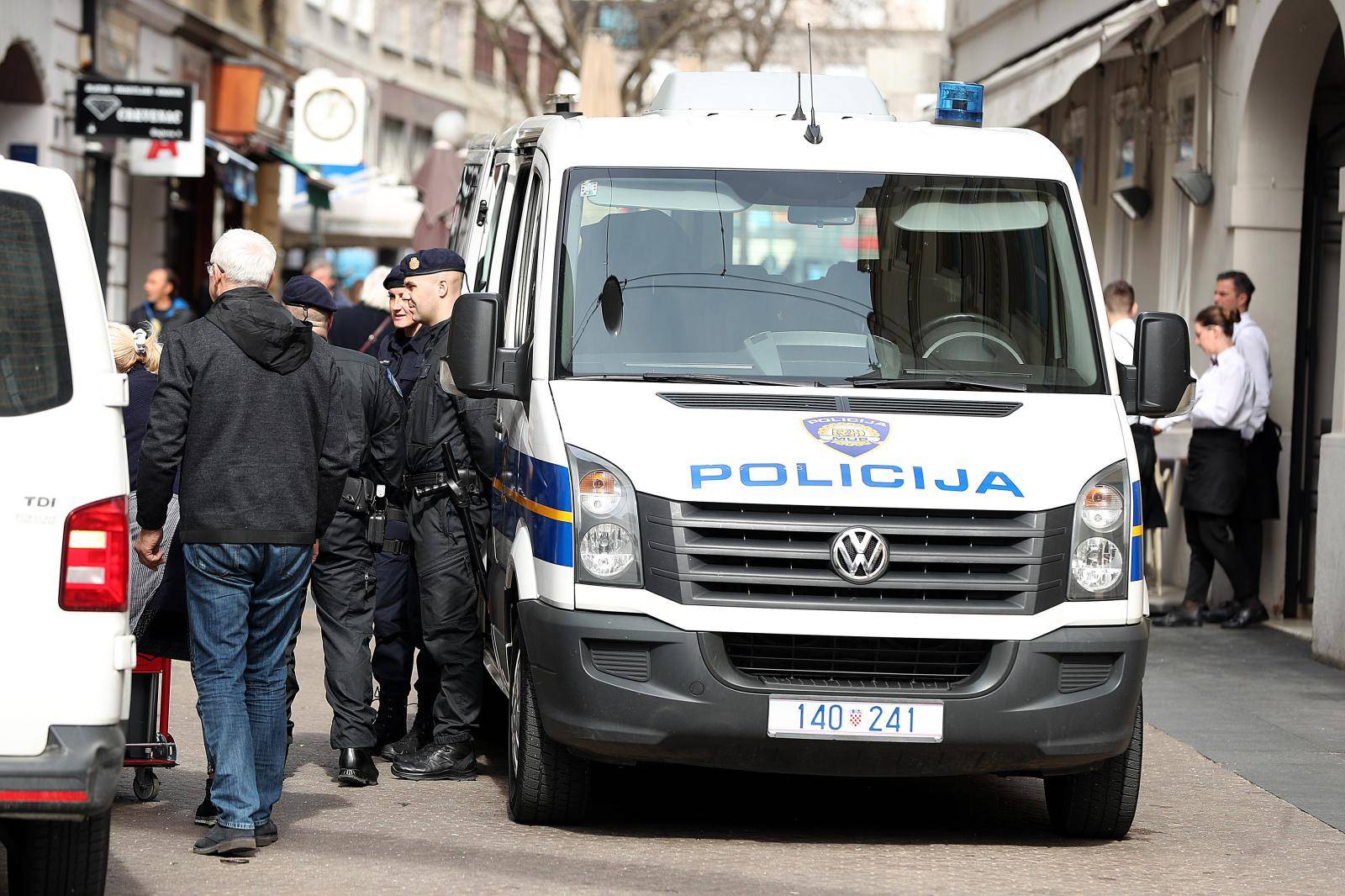 Zagreb: NavijaÄ Dinama i Benfice uz budnu pratnju policije uÅ¾ivaju u centru grada