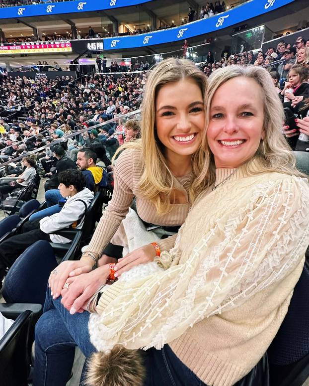 FOTO Zaručnica NBA gorostasa nova Miss Amerike. Razlika u visini je gotovo pola metra!