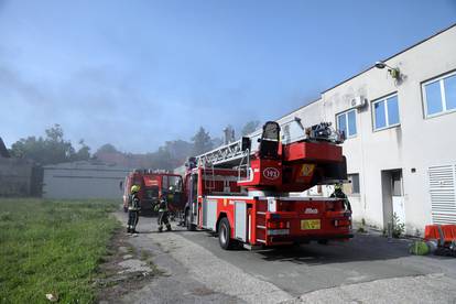 FOTO Detalji požara u Zagrebu: U velikoj hali zapalio se papir